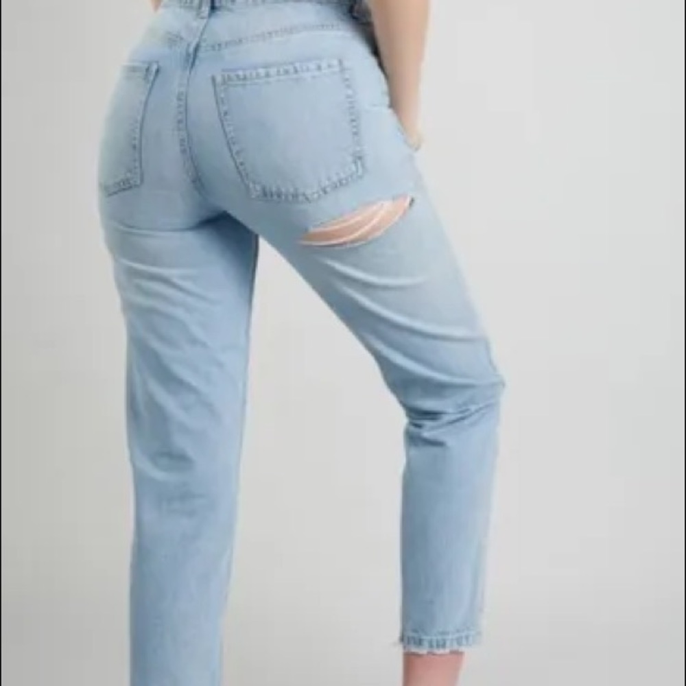 NW- Ripped butt mom jeans